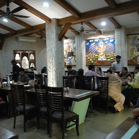 Hotel Vrinda Nāthdwāra Buitenkant foto