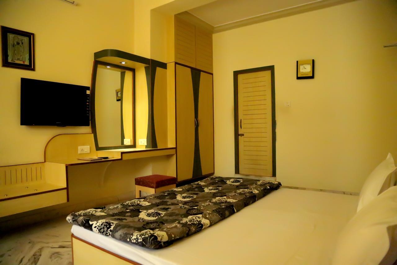 Hotel Vrinda Nāthdwāra Buitenkant foto
