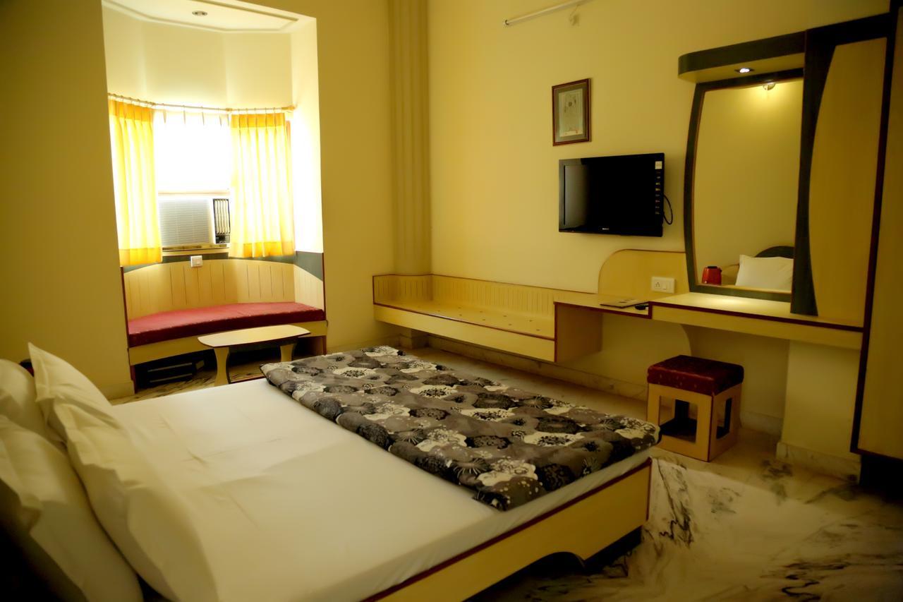 Hotel Vrinda Nāthdwāra Buitenkant foto